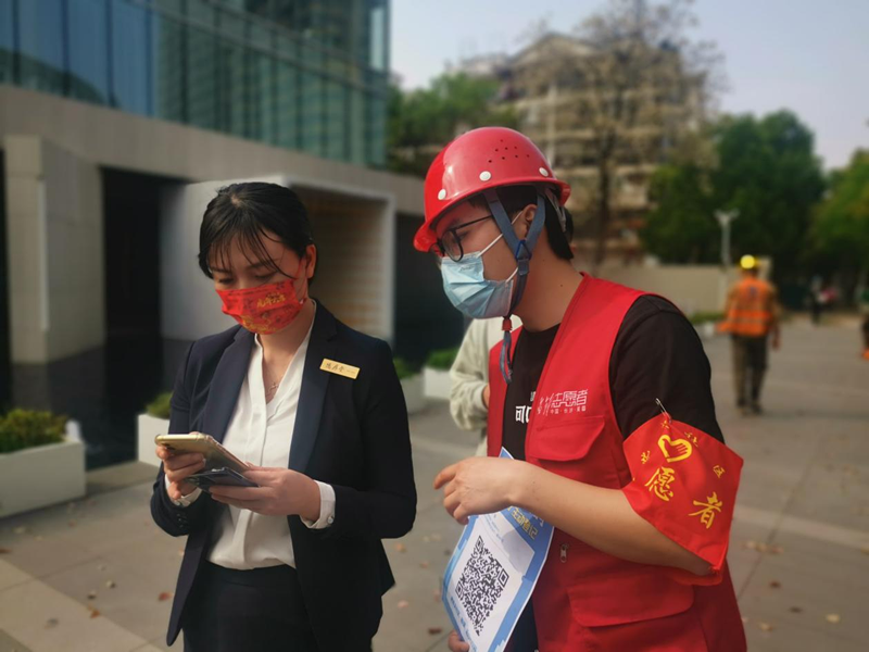 志愿者匡灿煌正在引导居民们严格按照规定流程进行扫码。均为长沙晚报通讯员 陈家德摄