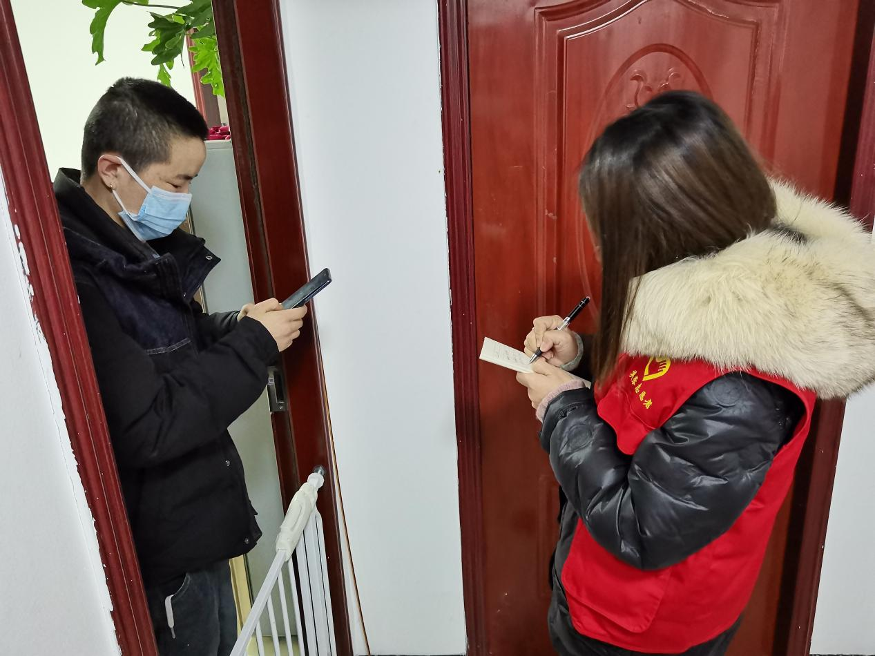 马坡岭街道志愿者上门登记东宜兰园红码人员个人信息和行程情况。均为长沙晚报通讯员 刘麒摄