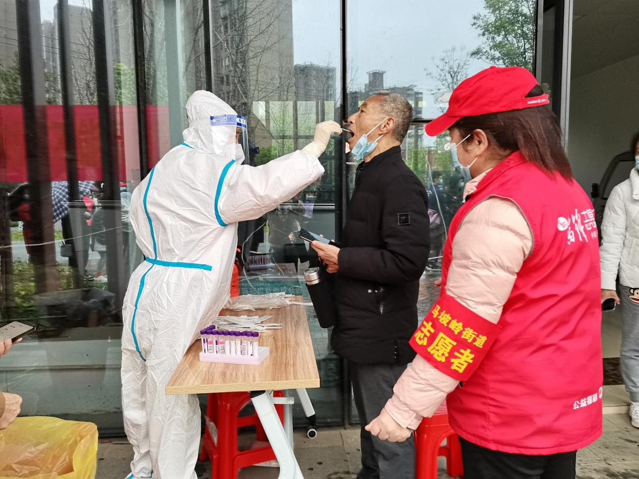 李德文老人自己赶来做核酸检测。