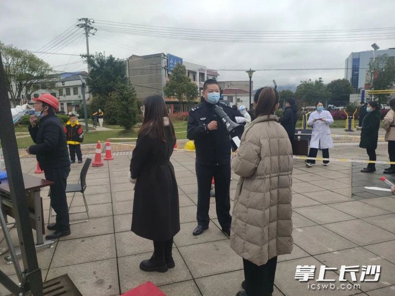 浏阳市公安局金刚派出所所长朱长水在维持秩序。通讯员 供图