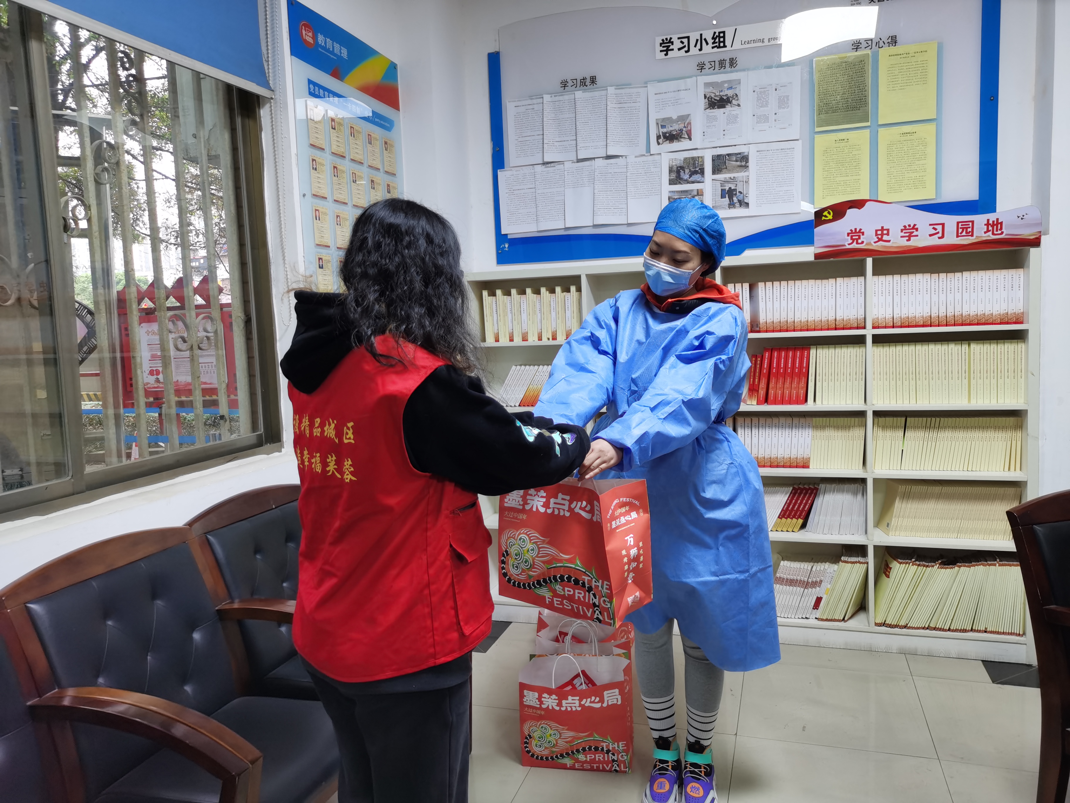 爱心物资送到抗疫一线工作人员手中。均为长沙晚报通讯员朱佳摄