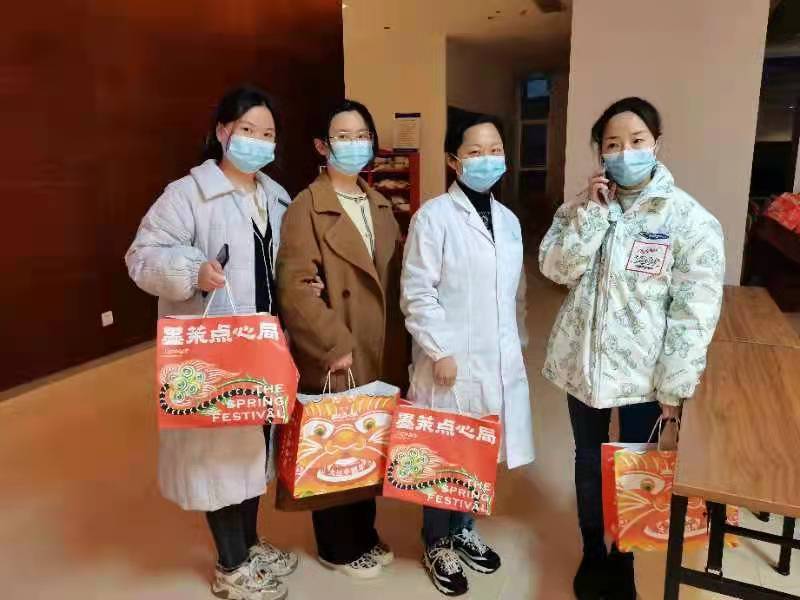 爱心物资送到抗疫一线工作人员手中。均为长沙晚报通讯员李佳佳摄