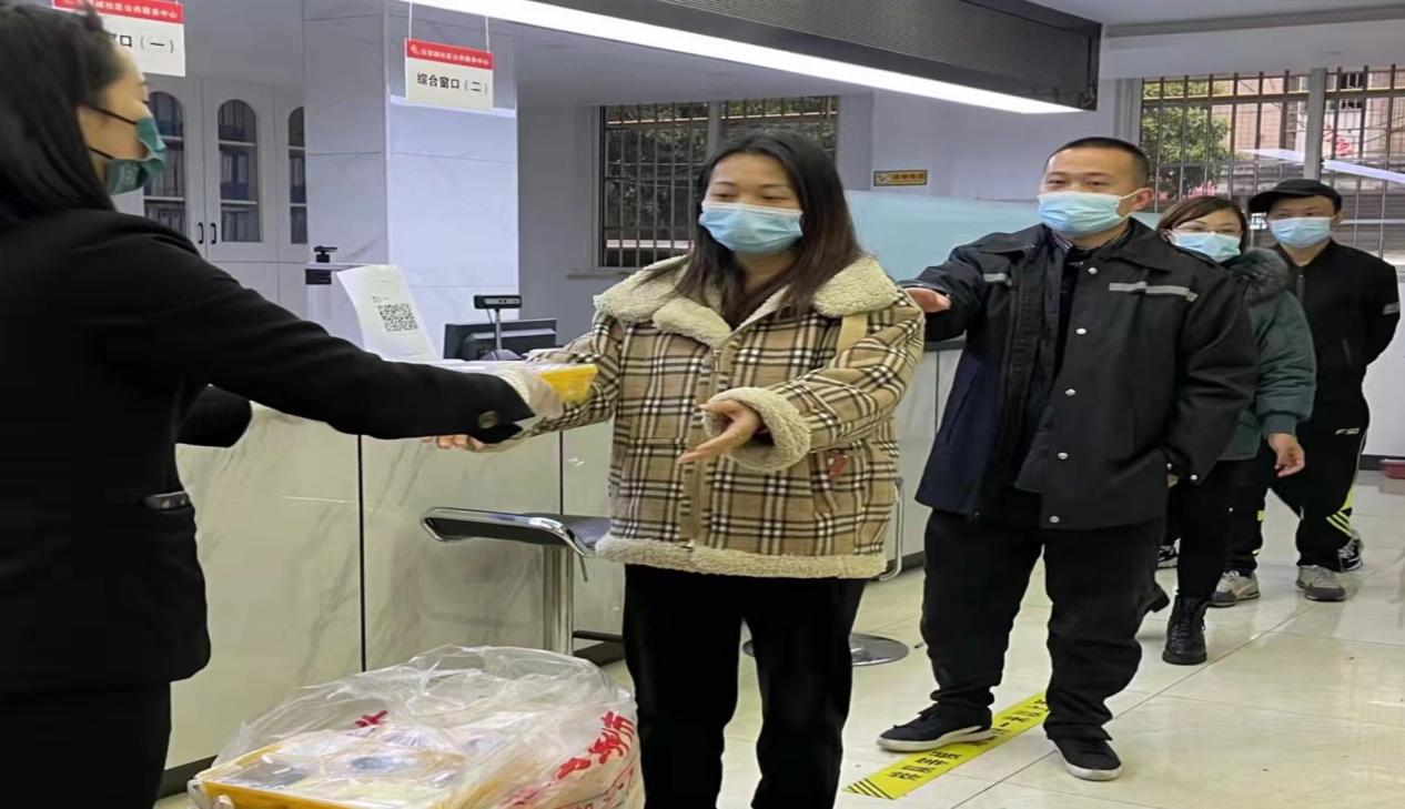 免费爱心餐送给一线战疫者。均为长沙晚报通讯员 黄倩倩摄