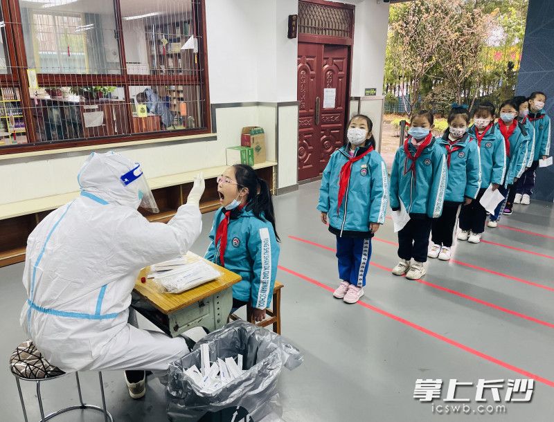 学生们有序排队进行核酸检测。长沙晚报全媒体记者 邹麟 通讯员 李华英 摄