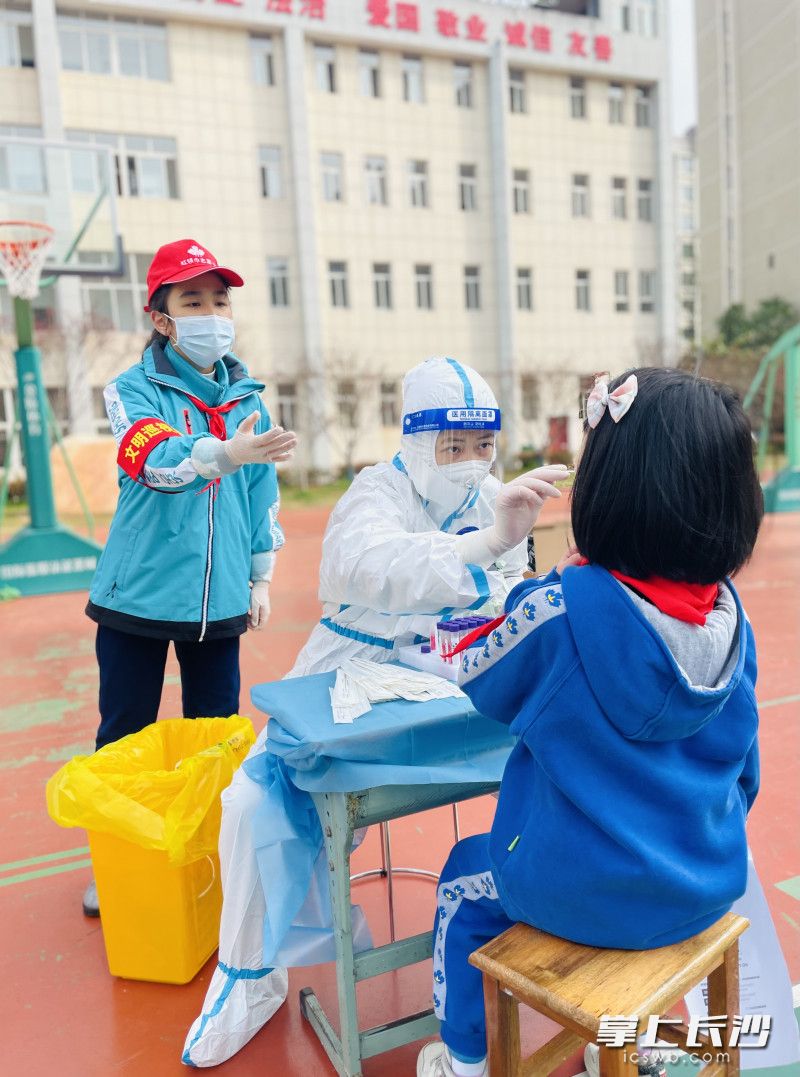 小小志愿者们温馨提醒做核酸的同学注意事项。长沙晚报全媒体记者 邹麟 通讯员 李华英 摄
