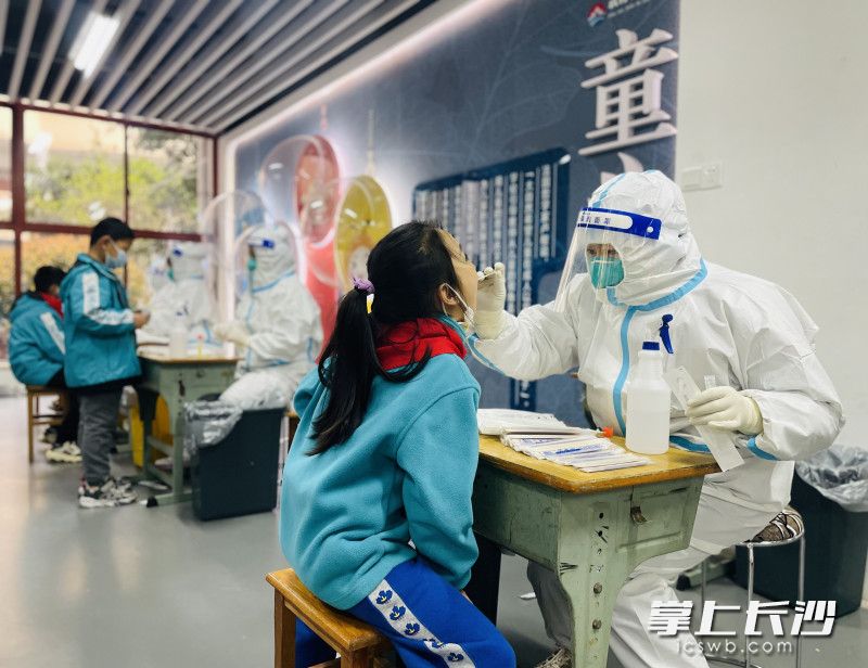 学生们有序排队进行核酸检测。长沙晚报全媒体记者 邹麟 通讯员 李华英 摄