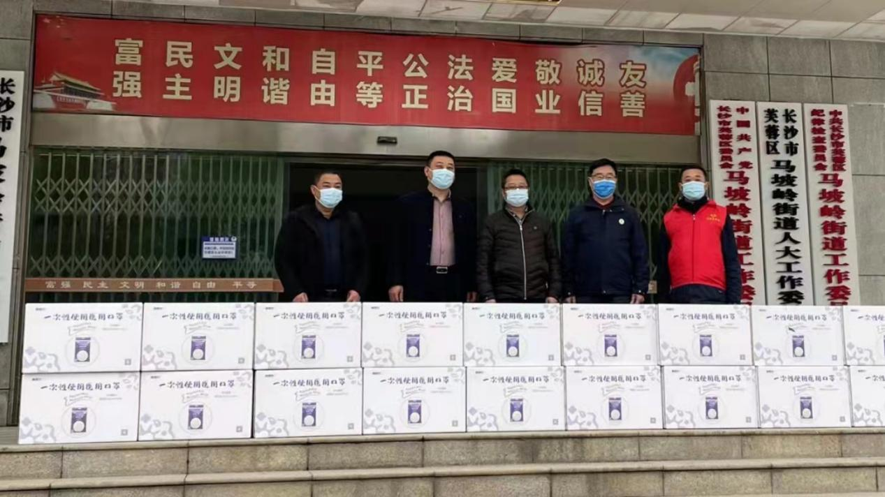 3万个儿童口罩送来街道。均为长沙晚报通讯员 李翠丽摄
