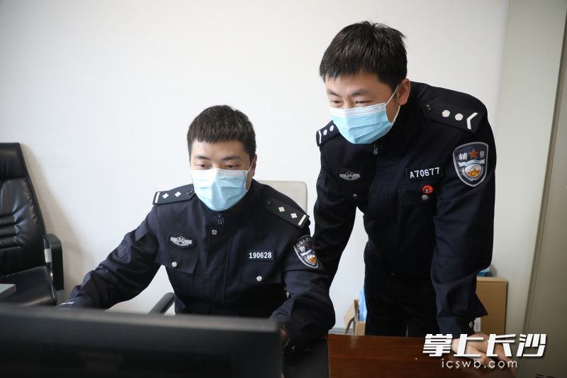 民警在核查信息。