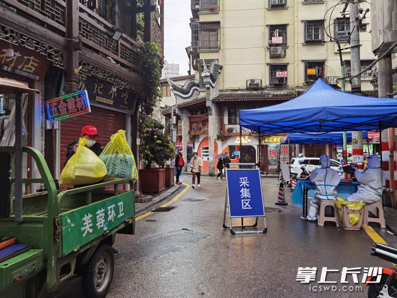 居民赵三开着三轮车为社区托运防疫物资。 全媒体记者 周游 摄