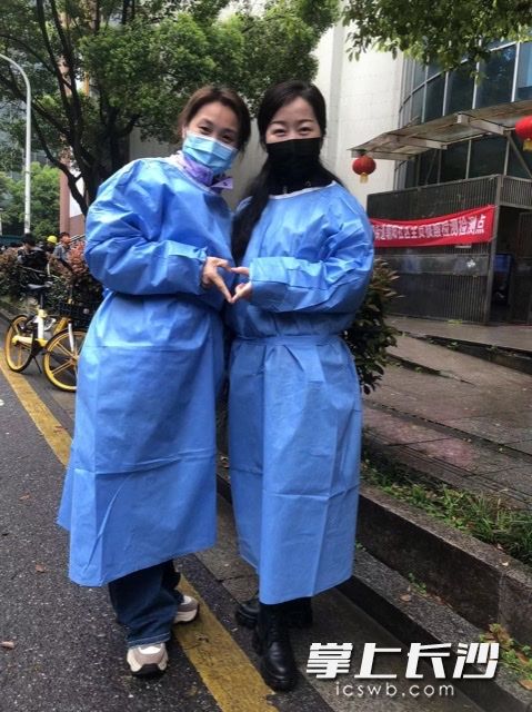 芙蓉区朝阳幼儿园园长卢璨和邹歆老师今日在现场做志愿服务。照片由芙蓉区教育局提供。