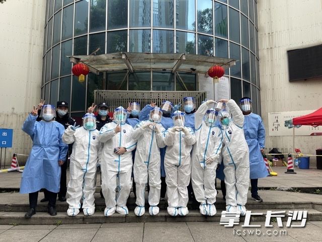 一起努力，看不清你的脸，但是我知道你就是“雷锋志愿者”。