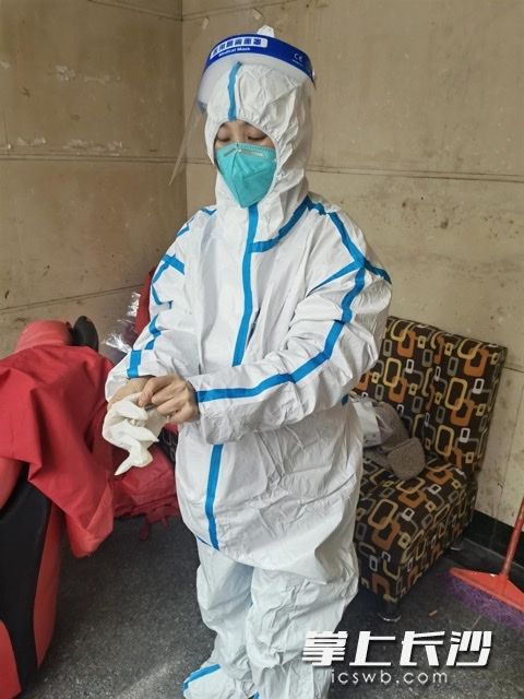 化身“大白”协助核酸检测。