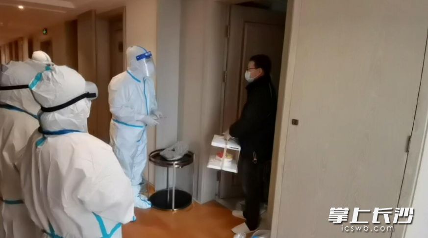 今日，在天心区芙蓉南路一家防疫隔离酒店里，雷锋志愿者杨士泉和伙伴们为隔离人员李先生度过了一个难忘的生日。视频截图