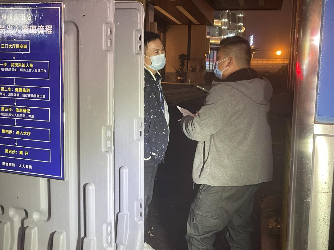 汪浩与隔离点工作人员交接将充电线送给兰锡娥。长沙晚报 通讯员 李祖靓 摄