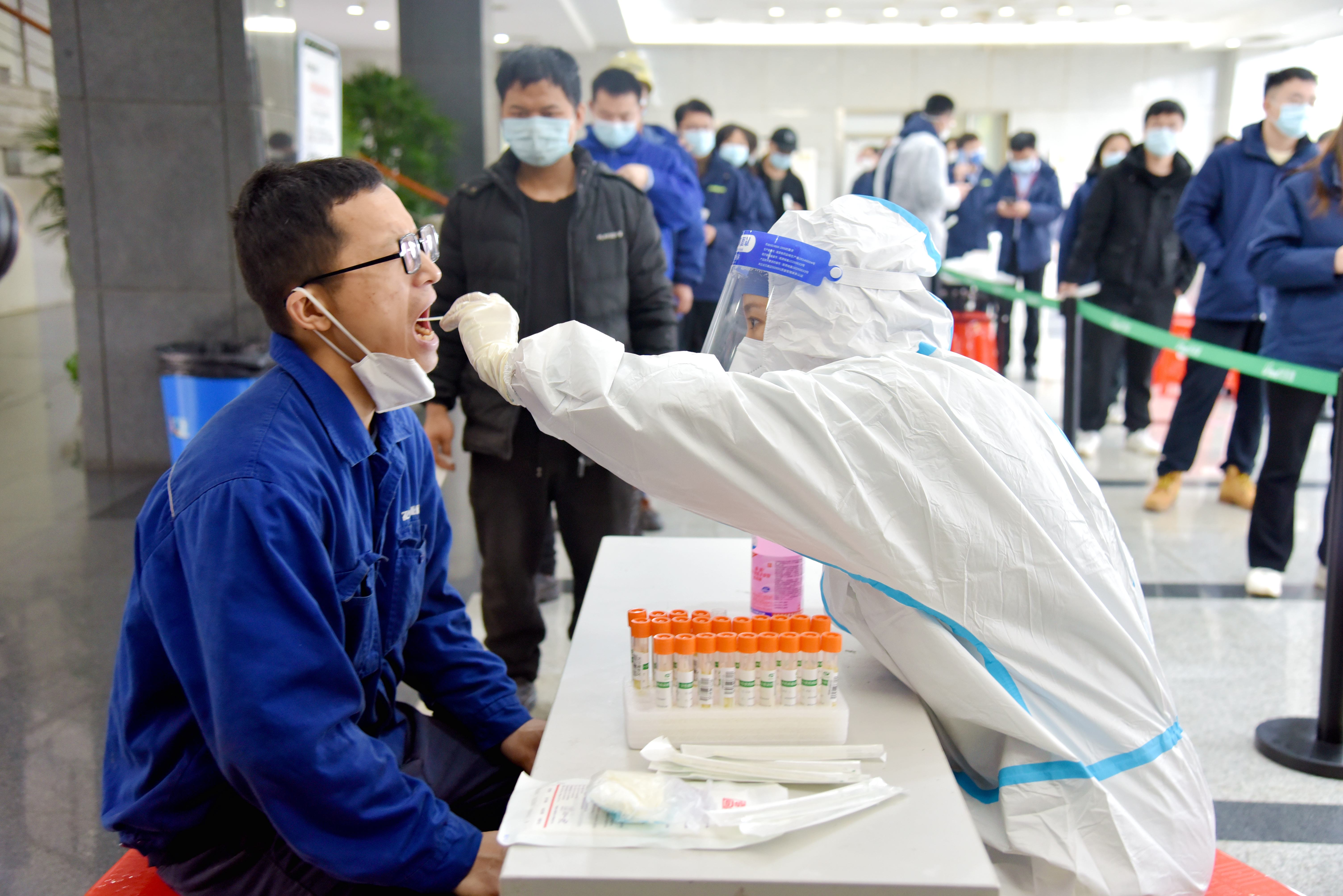 在姜丹的协调下，中联重科5000多名员工在公司里完成了核酸检测。长沙晚报通讯员 朱莉摄