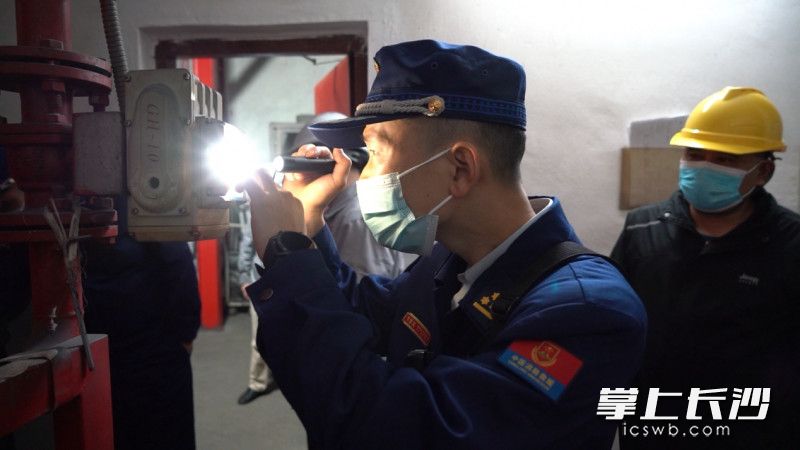 北汽福田汽车股份有限公司,长沙经开区消防救援大队消防监督员开展消防安全检查指导工作。长沙晚报通讯员 张佳欣 摄 北汽福田汽车股份有限公司,长沙经开区消防救援大队消防监督员开展消防安全检查指导工作。长沙晚报通讯员 张佳欣 摄