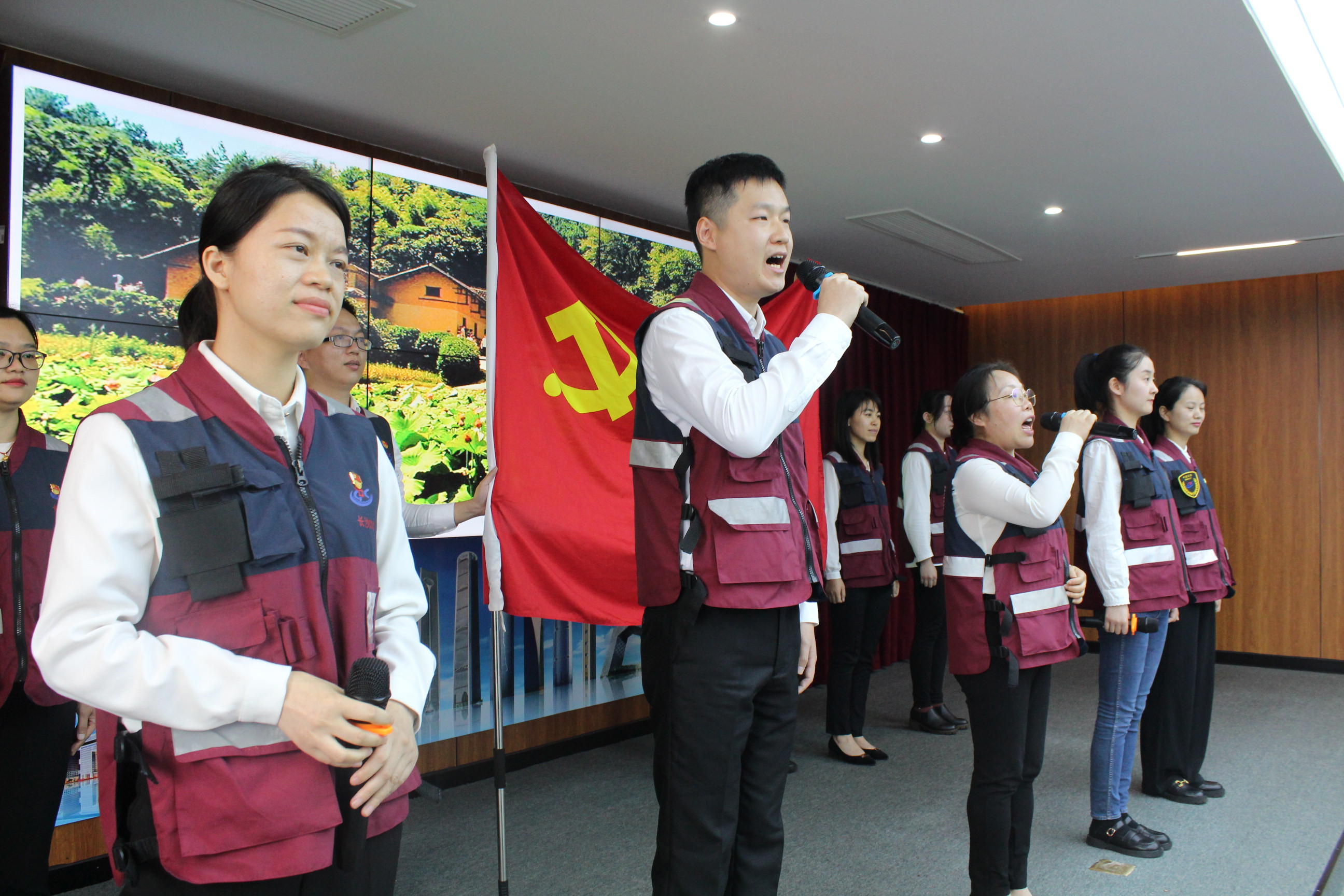 5月20日，长沙市疾控中心党委联合中建三局开展“‘无疾先锋’科普进企业，红色诗文颂党恩”主题党日活动。