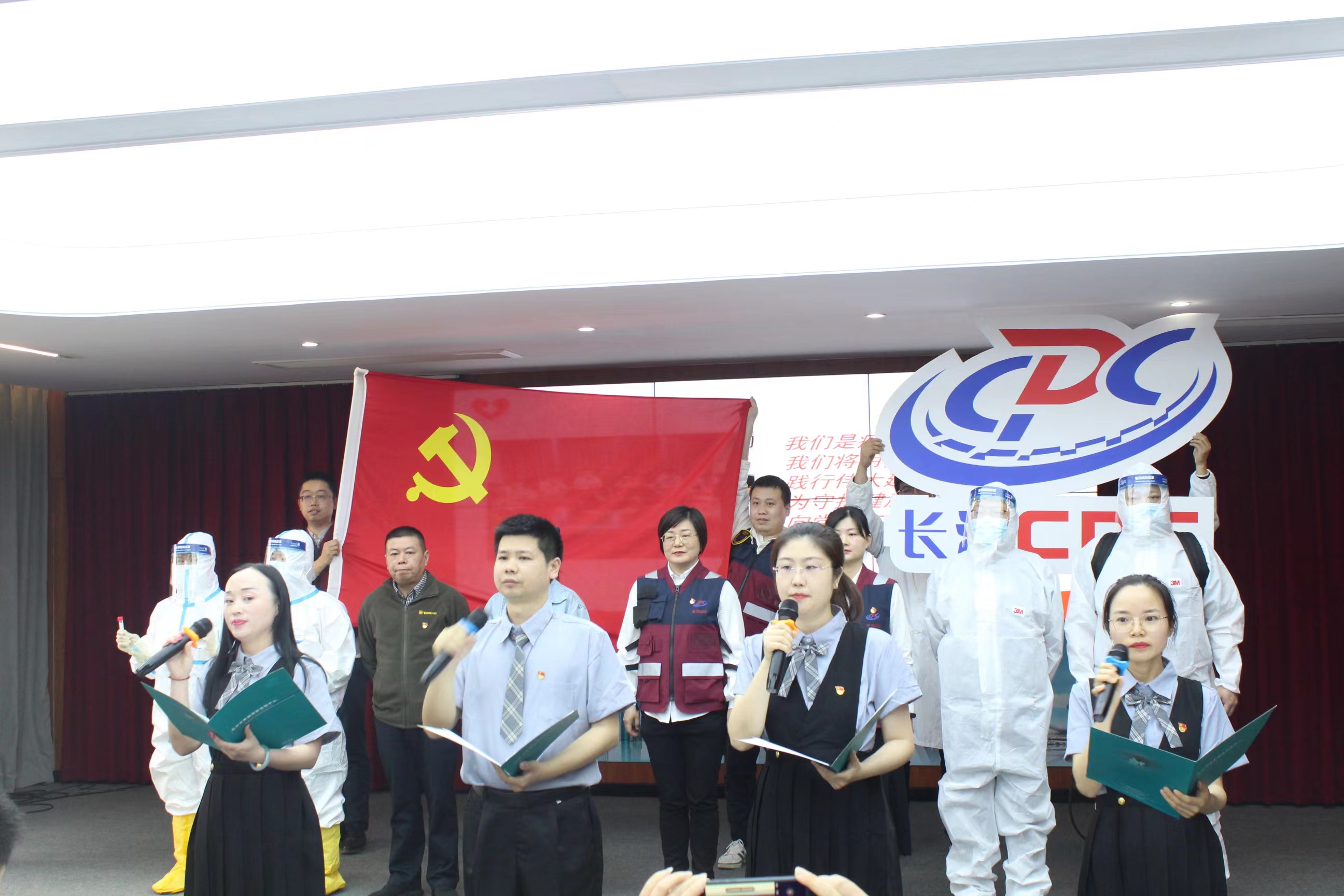 党员同志用一场独具特色的红色诗文朗诵比赛，向党表达出浓浓爱意。