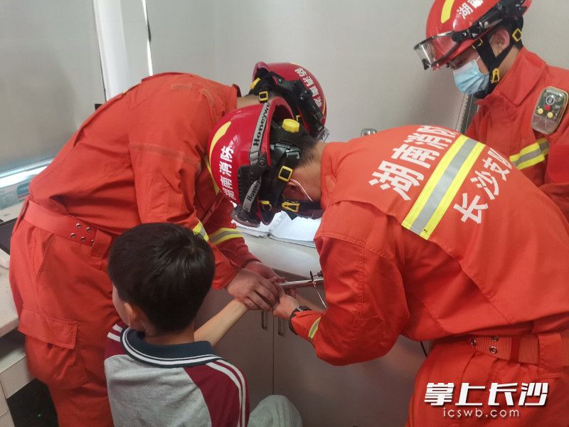 现场，消防救援人员对钢管进行剪切。长沙晚报通讯员 孙吉松 供图