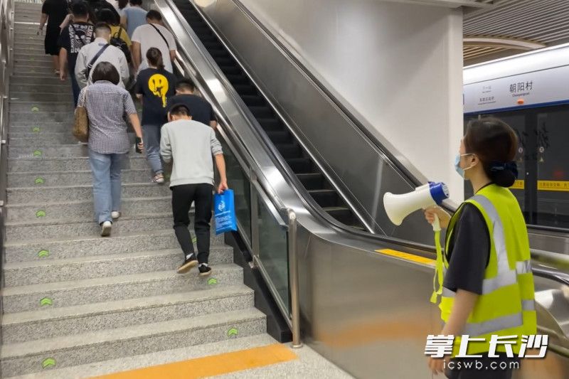 演练现场，乘客在地铁站工作人员的指挥下有序逃生。均为长沙晚报通讯员 王非一凡 供图