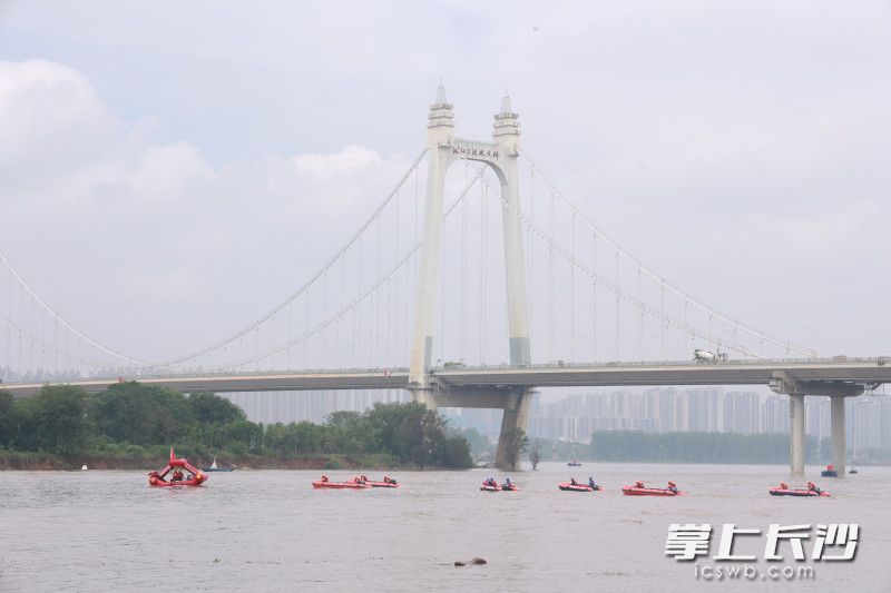 5月25日上午,一场水域救援实战演练在湘江水域开展。均为长沙晚报通讯员 谭立 供图 5月25日上午,一场水域救援实战演练在湘江水域开展。均为长沙晚报通讯员 谭立 供图
