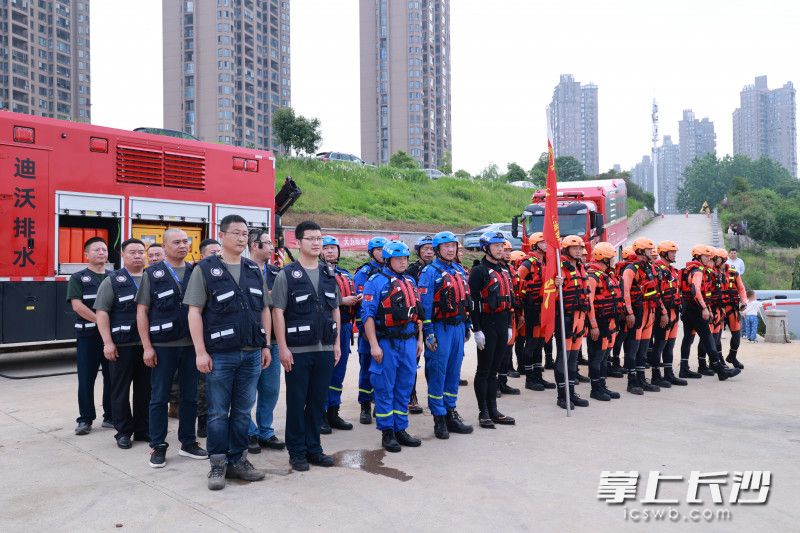 演练队伍集结完毕,整装待发。 演练队伍集结完毕,整装待发。