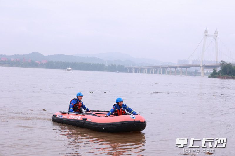 湖南省红十字蓝天救援中心救援人员开展水上“救援”。 湖南省红十字蓝天救援中心救援人员开展水上“救援”。