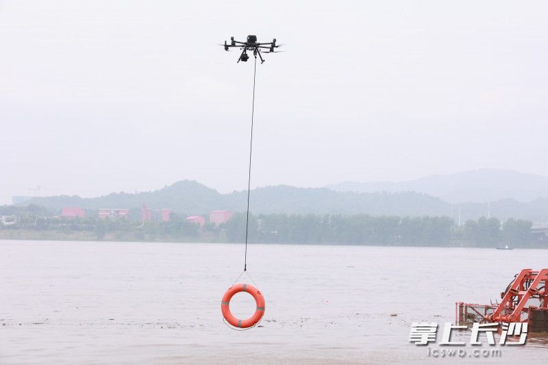 无人机向“落水者”抛撒救生圈。 无人机向“落水者”抛撒救生圈。