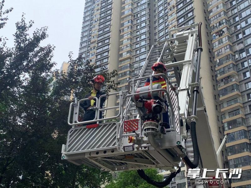 演练现场，消防救援人员使用登高平台消防车救出“被困人员”。均为长沙晚报通讯员 刘荃菁 供图