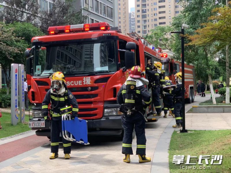 现场，消防救援人员有序开展各科目演练。