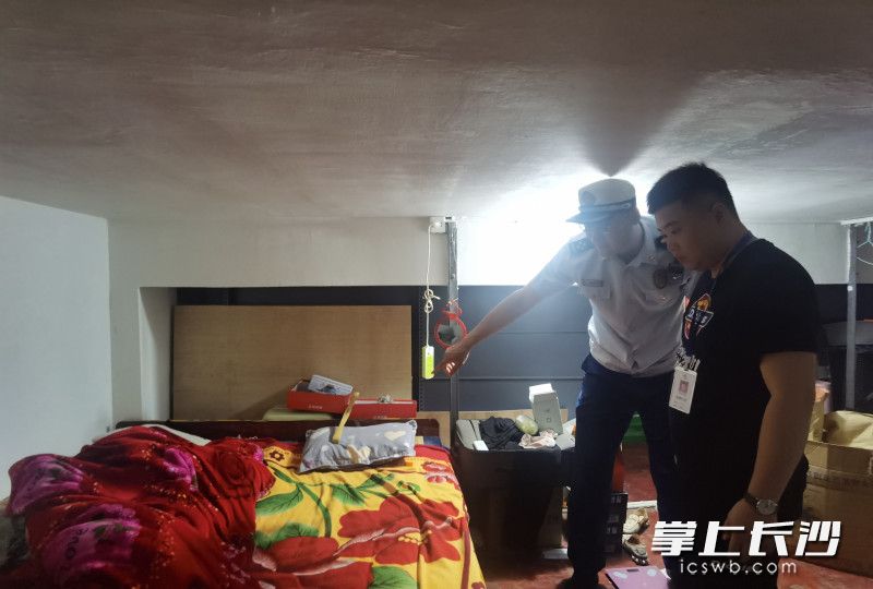 消防监督员深入“三合一”场所开展检查。