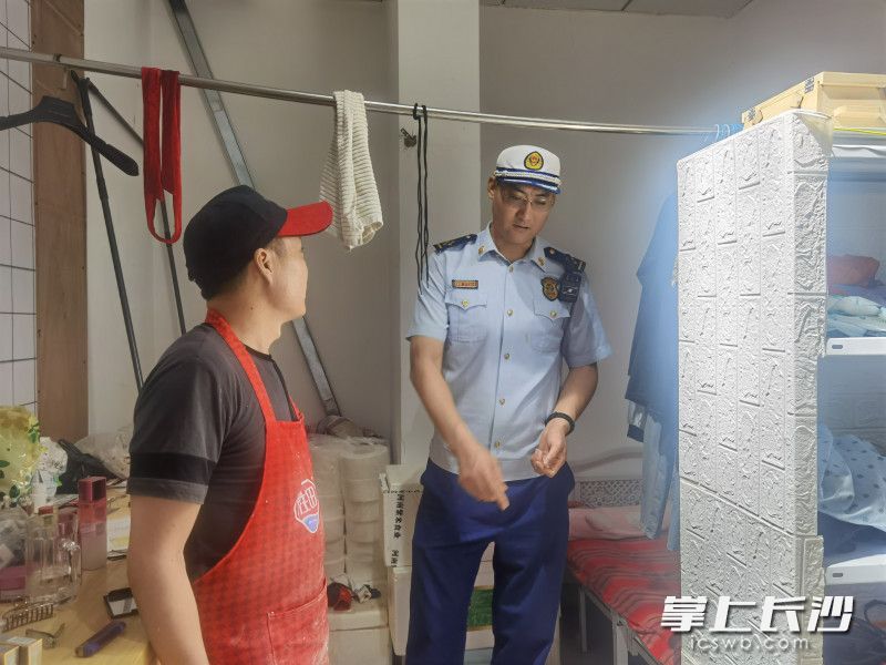 长沙县消防等部门对辖区商圈内街开展违规住人清查行动。均为长沙晚报通讯员 胡宇波 供图