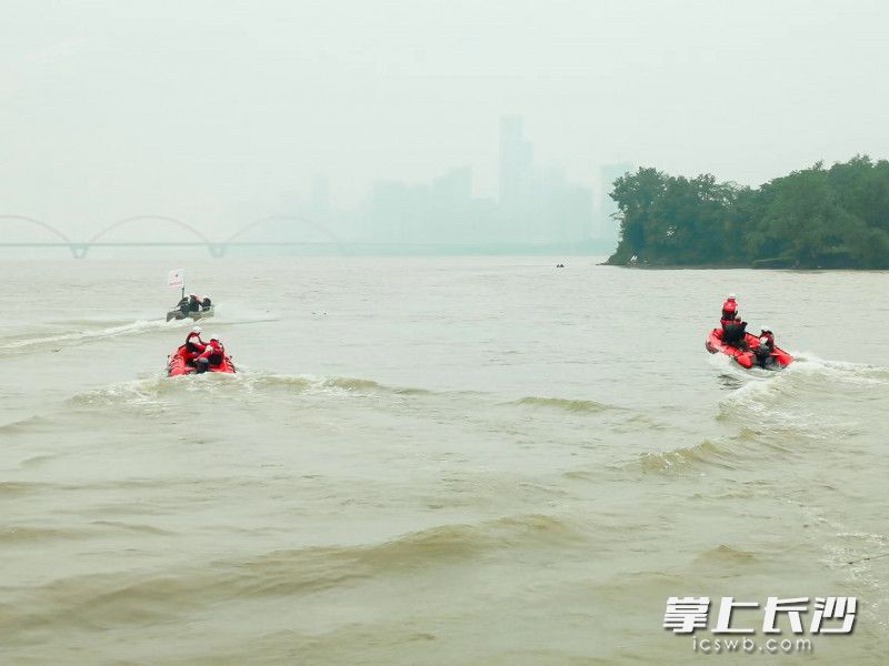 防汛演练中，救援队员在水面上开展“营救”。
