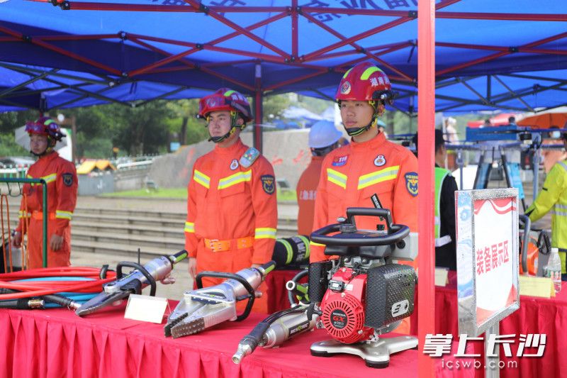 演练现场，消防部门展示救援装备。均为长沙晚报通讯员 李文 供图