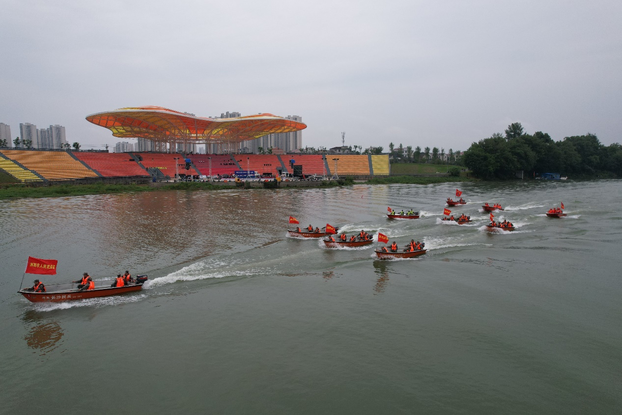 图为浏阳市防汛应急综合演练中的一个场景。 长沙晚报通讯员 供图