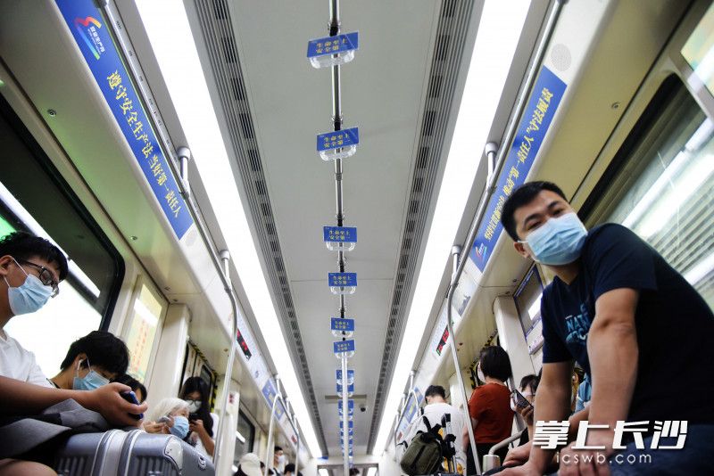 安全文化宣传地铁专列上的安全宣传内容凸显“安全生产月”主题。