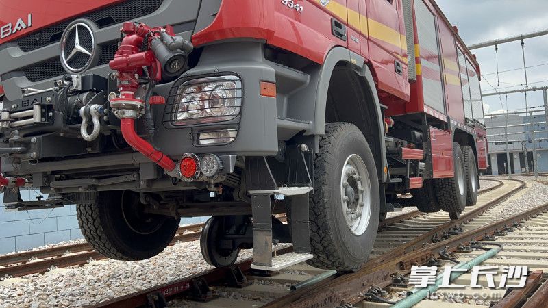 路轨两用消防车成功实现在地铁轨道上行驶。   均为长沙晚报通讯员刘扶桑供图