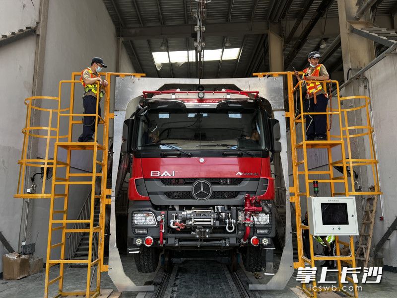 路轨两用消防车通过限界门。