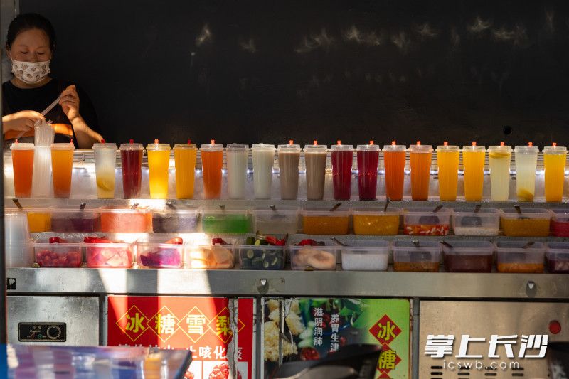 售货员在烈士公园内销售冷饮。长沙晚报全媒体记者 董阳 摄