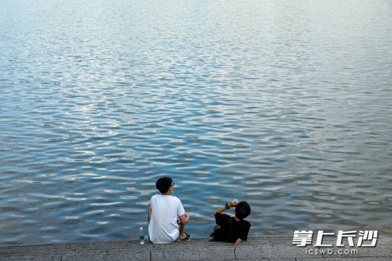 市民在烈士公园年嘉湖边吹风乘凉。长沙晚报全媒体记者 董阳 摄