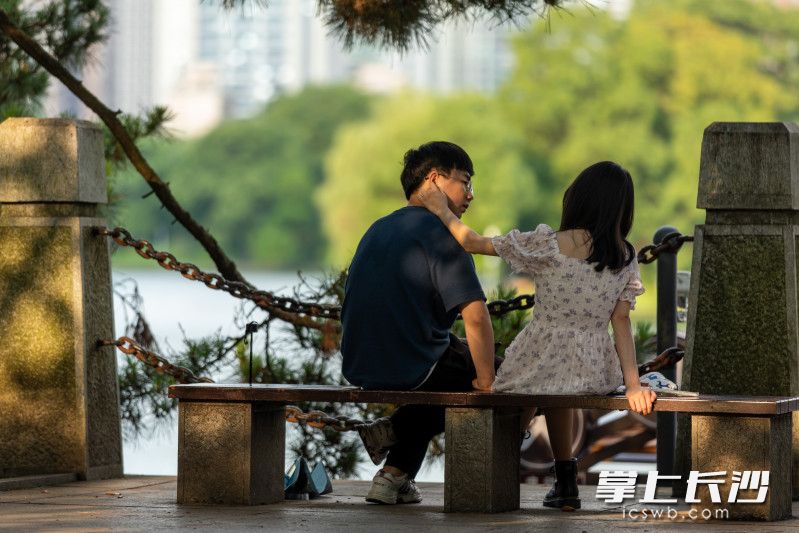 市民在烈士公园内游玩。长沙晚报全媒体记者 董阳 摄