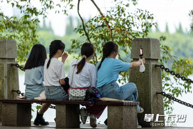 市民游客在烈士公园内游玩。长沙晚报全媒体记者 董阳 摄