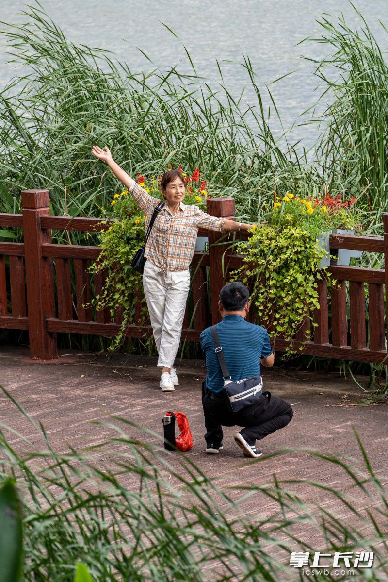 市民游客在烈士公园年嘉湖旁拍照打卡。长沙晚报全媒体记者 刘晓敏 摄