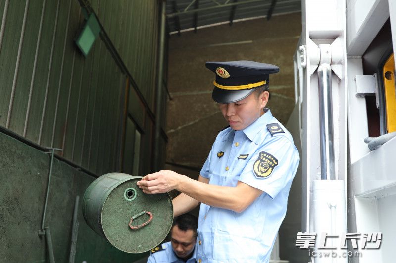 开福区应急管理局工作人员深入企业，进行检查。均为长沙晚报通讯员 李文 供图