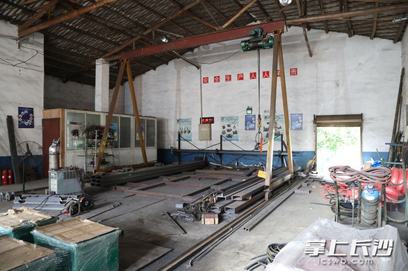 厂房内存在多处违法违规之处。