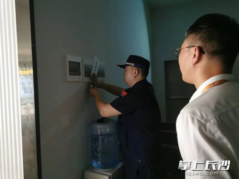 消防监督员依法实施临时查封。