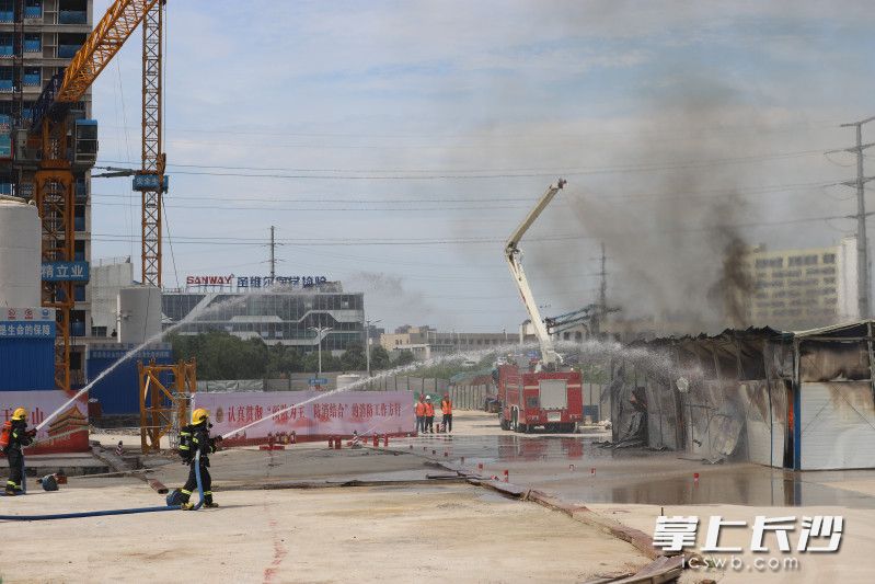 灭火应急救援演练场景真实，非常震撼。  均为长沙晚报通讯员文稳供图