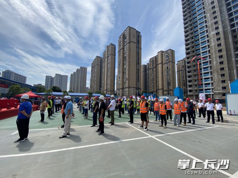 高新区在建工地项目经理及部分工人共同参与，现场观摩。