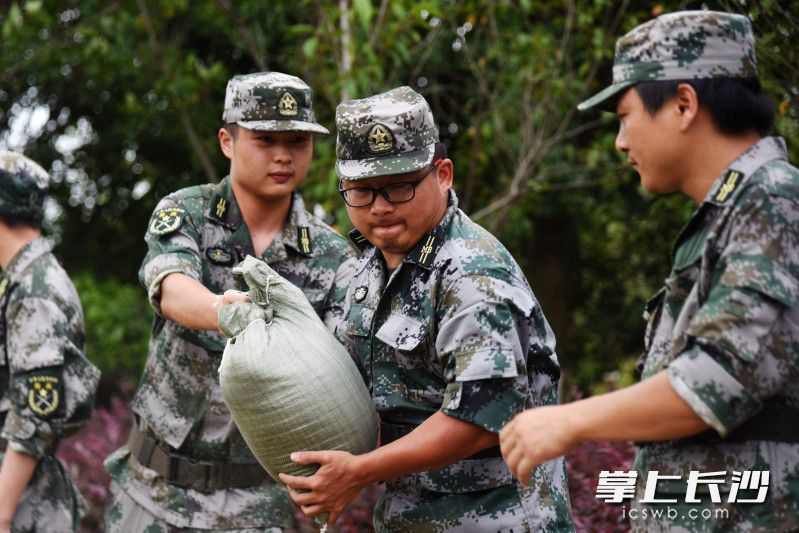 6月29日，2022年长沙高新区应对强降雨极端天气应急演练活动在雷锋文化主题公园举行。长沙晚报全媒体记者 刘琦 摄