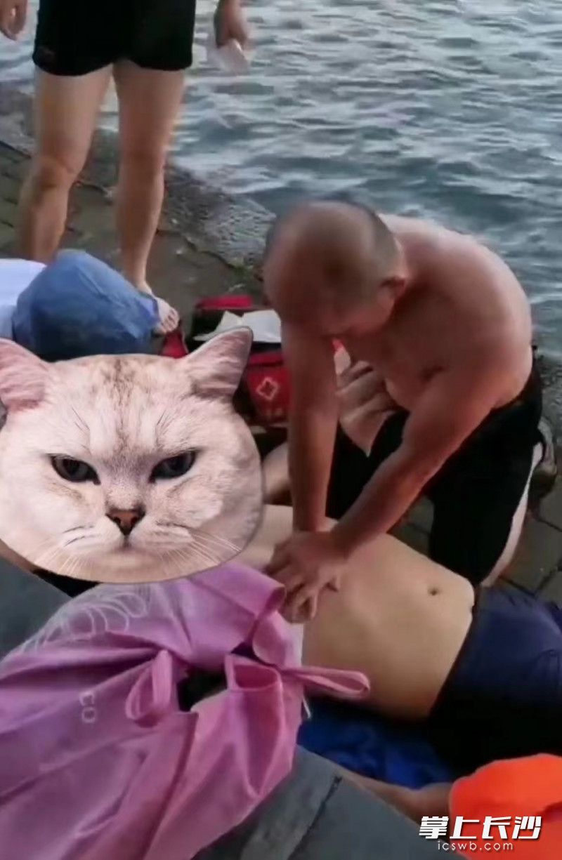 文玮快速对溺水者实施心肺复苏。